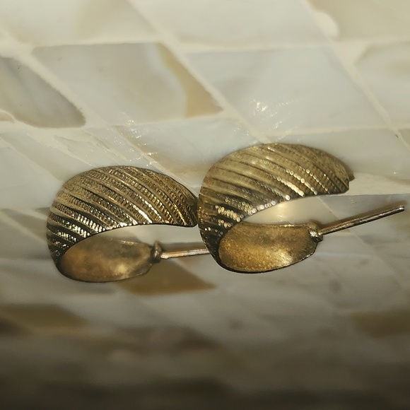 💍3 for $15-Small Goldtone hoop earrings - Picture 9 of 9